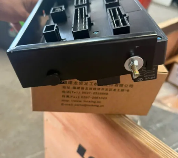 Hộp cầu chì xe xúc lật Lonking 862 mã 60403010079